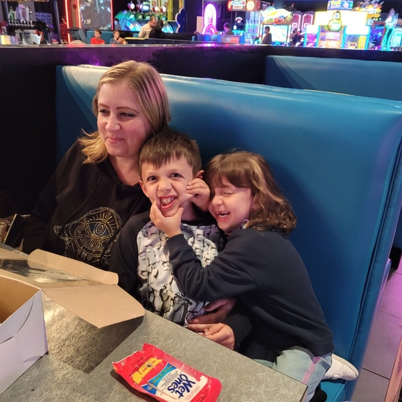 Meet your Posher, Stephanie - Picture 2 of 2